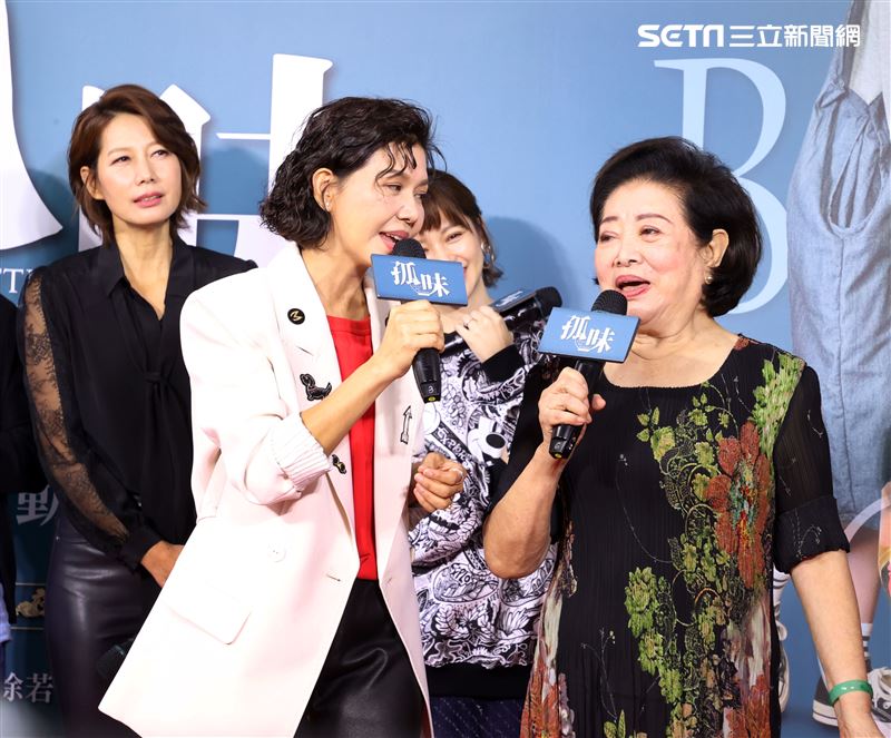 金馬影后陳淑芳、于子育「孤味」炸蝦捲票房慶功會合唱主題曲。（記者邱榮吉/攝影）