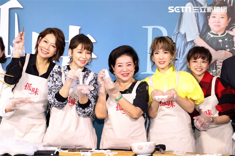 于子育、丁寧、徐若瑄、金馬影后陳淑芳、孫可芳、陳姸霏「孤味」炸蝦捲票房慶功會。（記者邱榮吉/攝影）