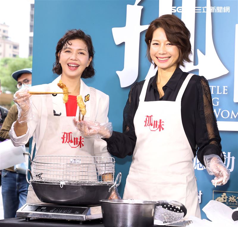 「孤味」演員丁寧、于子育現場炸蝦捲。（記者邱榮吉/攝影）