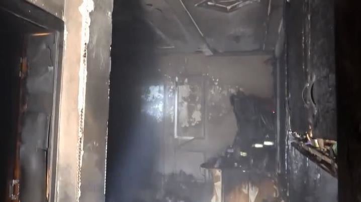 屁孩一個假動作　燒了自家客廳
