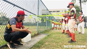 ▲紅葉少棒校長方穎豐鼓勵小球員。（圖／記者黃泓哲攝影）