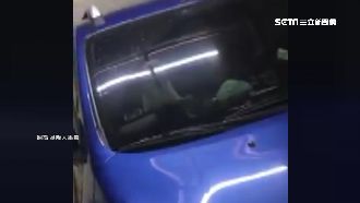 停車突聞狗狂叫　驚見毛小孩遭鎖車內