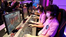 ▲學生們各個目不轉睛地打LOL。（圖／新北市政府教育局提供）
