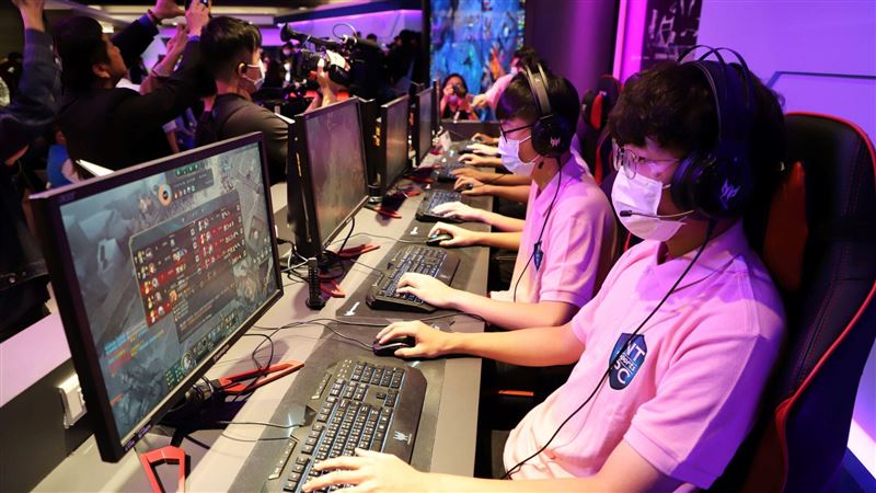 侯友宜與技職生組隊打LOL