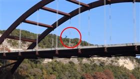 彭巴從橋頂一躍而下，瞬間頭部骨折。（圖／翻攝自彭巴推特）