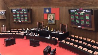 白黨團議場守夜排隊　拚排審長者免健保費
