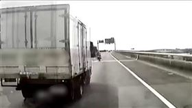 路肩超車撞重機！水產行13字嗆重機不讓路　被洗版道歉了（圖／翻攝自爆料公社）