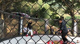 12秒被徐曉冬一擊KO！太極大師竟怪：墊子太軟陽光刺眼（圖／翻攝自徐曉冬北京格鬥狂人 YouTube）