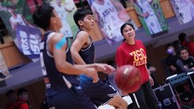 田本玉UBA執教處女秀惜吞敗昔日高中籃球聯賽（HBL）名教頭「田媽」田本玉（右）今年接掌UBA台灣體大兵符，30日在109學年度大專籃球聯賽（UBA）第2階段預賽送出執教處女秀，可惜台體大以67比77吞敗。中央社記者黃巧雯傳真 109年11月30日