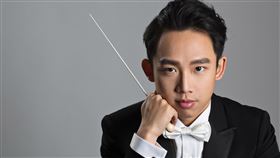 菜市場水果攤長大　葉政德赴法攻讀成指揮國立台灣交響樂團助理指揮葉政德小時候跟著阿嬤在菜市場賣水果，追求音樂理想赴法攻讀指揮返國，他說指揮跟賣水果很像，都需要彼此信任，才能達成目標。葉政德今年挑梁指揮國台交原創音樂劇「妖怪台灣」，12 月5、6日將在台中中山堂演出。（葉政德提供）中央社記者趙靜瑜傳真  109年11月30日