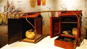 白沙屯媽祖進香文化展12/1開展「百年香隨—白沙屯媽祖進香文化展」12月1日將在文總開展，呈現白沙屯媽的珍貴文物，包括媽祖神衣與配件、精緻的冕冠與弓鞋，以及神秘香擔裡的擺設及進香時香火不能滅的火缸，更有許多百年來進香珍貴影像。（中華文化總會提供）中央社記者鄭景雯傳真  109年11月30日