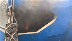 台東富岡火燒船　黑灰濃煙駕駛室竄出（圖／台東縣消防局提供） 