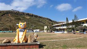 澎湖虎井貓島裝置藝術吸睛（1）澎湖縣政府為打造虎井嶼旅遊意象，今年計畫在虎井碼頭打造大型貓的意象裝置藝術，虎井國小校內先前製作的大型「貓島」地景藝術創作，也呈現出虎井未來不僅是學童樂園，也會是貓咪樂園。中央社  109年11月30日