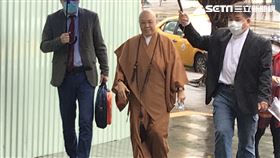 ▲針對欠地下錢莊3000萬餘元案，恆述法師抵達北檢，對江女弟子正式提告詐欺。（圖／記者楊佩琪攝）