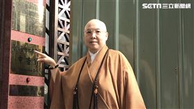 ▲針對欠地下錢莊3000萬餘元案，恆述法師抵達北檢，對江女弟子正式提告詐欺。（圖／記者楊佩琪攝）