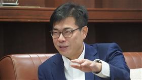促經發局訪企業投資高雄　陳其邁盼導入更多資金高雄市長陳其邁（圖）接受中央社專訪時表示，全力驅動產業升級、執政2年拚4年，過程難免辛苦；被問到在關鍵時刻扮演推手的角色，陳其邁直說，「還要催促廖泰翔（經發局長）趕快去拜訪企業投資高雄，最好是『趕緊去挖柱仔腳』，引進更多的產業資金」。中央社記者董俊志攝  109年11月30日