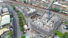 高雄社宅「凱旋青樹」施工中　預計111年完工高雄市政府全力推動社會宅，位於苓雅區的「凱旋青樹」預計民國111年完工啟用，落成後的2棟地上14層、地下2層建物，將提供社會住宅245戶，並設有店鋪2戶、社會局公托中心等。圖為凱旋青樹工地空拍情形。（高雄市政府提供）中央社記者王淑芬高雄傳真  109年11月30日