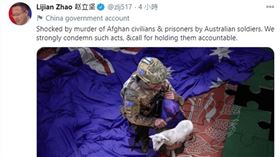 趙立堅30日在推特放上一張造假照片，畫面中一名身穿澳洲軍服的男子握著匕首，挾持包著澳洲國旗的阿富汗小孩，刀鋒架在小孩的脖子上。（圖取自twitter.com/zlj517）
