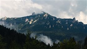 「聖山」察河勞山（Mount Ceahlau）https://www.flickr.com/photos/fchelaru/29433649511/in/photolist-LQX9xH-LY3igM-L1QrcE-LwsJE5-LY3MCX-LNsqJS-LNsjYo-L25c8D-vW1sp-9YZvKW-nRkCSD-LV2KiY-LV38Em-LNstCh-LY4aMX-LV2zAb-L1