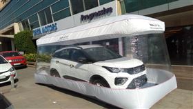 ▲印度塔塔汽車打造交車安全泡泡（圖／翻攝自Tata Motors Cars臉書）