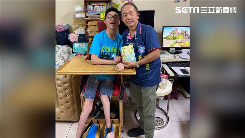 高雄最暖運將！載癱瘓小弟7年不間斷