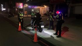 金門警方防制危險駕駛見成效　持續加強執法金門縣警察局金城分局1日表示，近期在易肇事路段強力執法，防制危險駕駛，已見成效，將再持續於夜間時段加強取締超速行駛、改裝車輛及酒駕。（金門縣警察局提供）中央社記者黃慧敏傳真　109年12月1日