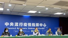 1201 CDC記者會,中央流行疫情指揮中心 何麗莉 邊境檢疫組副組長中央流行疫情指揮中心 楊靖慧 社區防疫組副組長中央流行疫情指揮中心 莊人祥 發言人疾病管制署疫情中心 郭宏偉 副主任疾病管制署預防醫學辦公室 林詠青 防疫醫師（圖／記者簡浩正攝影）