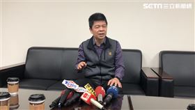 中正一分局長陳明志對外說明丁怡銘特權事件。（圖／記者楊忠翰攝影）