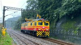 台鐵瑞芳─猴硐間西正線K12+233處，因連日大雨且緊鄰邊坡，11月30日下午發現邊坡滑動，影響電力桿造成電車線異常。（圖／台鐵提供）