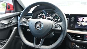 ▲Skoda Kamiq 平底方向盤。（圖／鍾釗榛攝影）