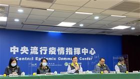1201 CDC記者會,中央流行疫情指揮中心 何麗莉 邊境檢疫組副組長中央流行疫情指揮中心 楊靖慧 社區防疫組副組長中央流行疫情指揮中心 莊人祥 發言人疾病管制署疫情中心 郭宏偉 副主任疾病管制署預防醫學辦公室 林詠青 防疫醫師（圖／記者簡浩正攝影）
