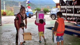 台東延平鄉發千元抗疫禮金（2）台東縣延平鄉公所1日宣布發放每名鄉民新台幣1000元的「抗疫禮金」，獨自照顧4個孫子、從事資源回收的阿嬤阿英（左）說，聽到這消息很開心，要把這筆錢留著應急使用。中央社記者盧太城台東攝　109年12月1日