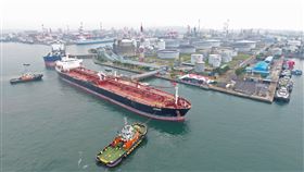 中油查德礦區首船原油運回台灣（3）海外探勘40年，中油在查德礦區採出的第一船原油10月從非洲喀麥隆港口出發，11月底運返中油高雄大林廠；中油1日舉辦抵台典禮並公開展示。中央社記者吳家昇攝  109年12月1日