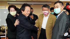 柯文哲與王世堅握手致贈水果（圖／台北市政府提供）