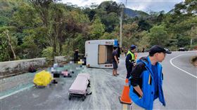 奧萬大　翻車　中巴（圖／翻攝畫面）