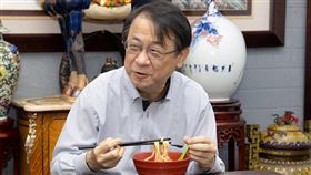 日台交流協會代表泉裕泰　熱愛台灣牛肉麵牛肉麵是台灣美食，泉裕泰親揭日本外務省不為人知的台灣牛肉麵小秘密。中央社記者謝佳璋攝  109年12月1日