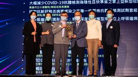 北市聯醫與科技公司合作，研發出智能決策儀表板，以便醫護團隊依即時數據來監控及分析武肺相關疫情，今獲得國家新創獎殊榮。（圖／北市聯醫提供）
