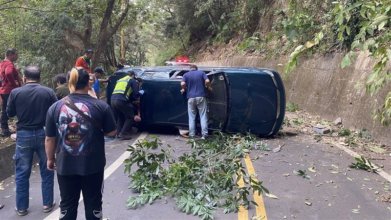 女駕駛倒車暴衝「車從天降」3人傷