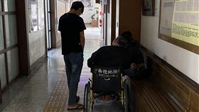 奧萬大翻車1死20傷  駕駛女兒致歉盼乘客原諒一輛中型巴士11月30日前往奧萬大賞楓途中翻覆，造成1死20輕重傷，林姓巴士駕駛（乘輪椅者）的大女兒1日表示，沒有人會想發生這樣的事情，真的感到非常抱歉，希望乘客能夠諒解。圖為林姓駕駛由子女陪同，到南投地檢署等候檢察官複訊。中央社記者蕭博陽南投縣攝  109年12月1日