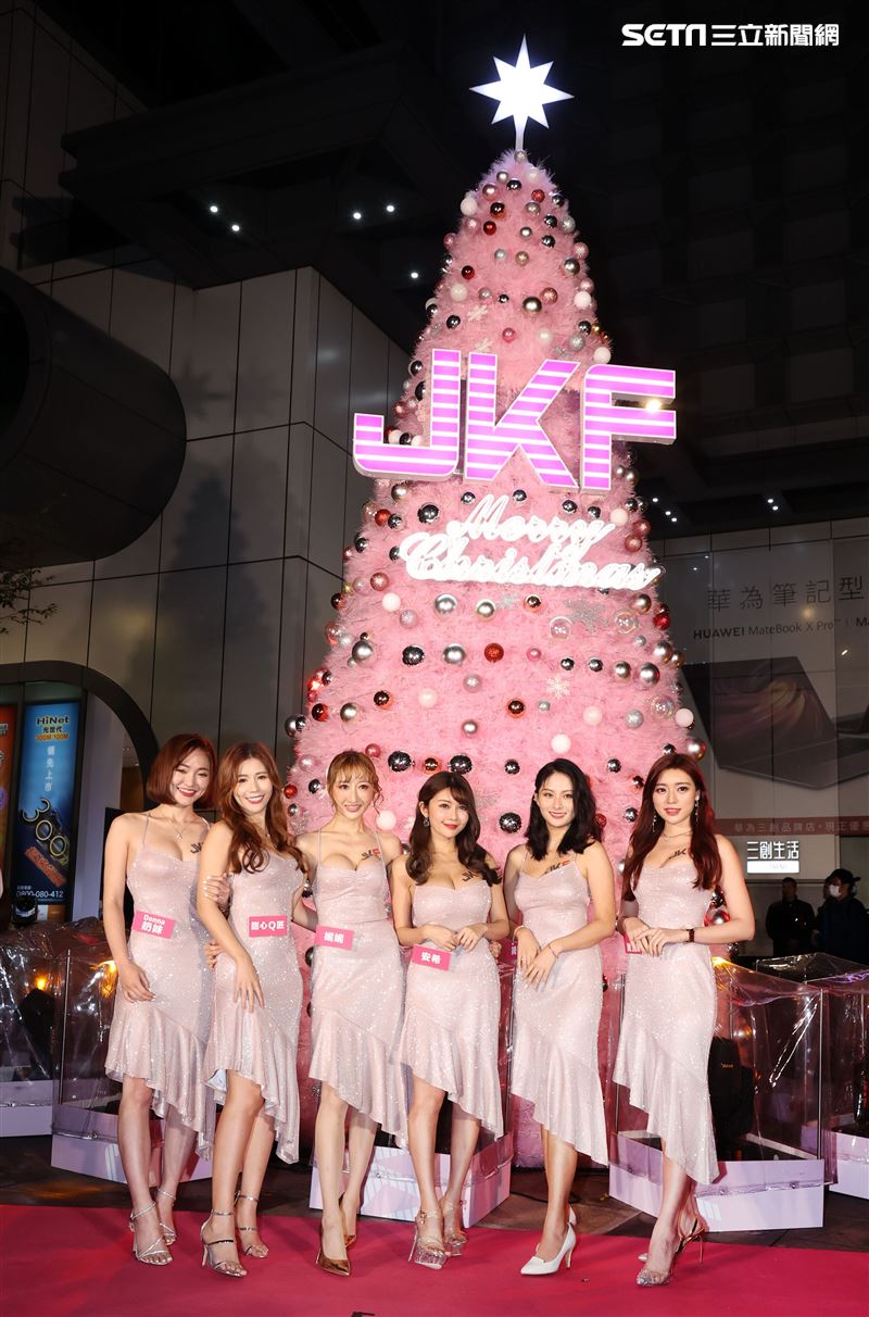 JKF女郎妮妮、甜心Ｑ匠、安希、奶妹、綺湘、謝立淇出席JKF超夢幻聖誕樹點燈儀式。（記者邱榮吉/攝影）