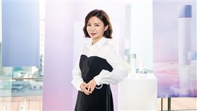 美肌專家柳燕老師教授「逆齡」按摩手法。（圖／ORBIS提供）