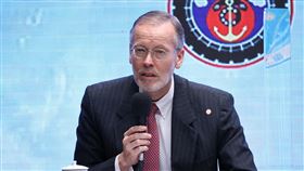 酈英傑：台美經濟對話每年台北華府輪流舉辦美國在台協會台北辦事處長酈英傑（Brent Christensen）21日出席「台美經濟繁榮夥伴對話記者說明會」指出，這次的歷史性對話匯集了台美雙方高層代表，簽署的合作備忘錄，將為未來的年度高階美台經濟對話奠定基礎；未來這項經濟對話會每年輪流在華府與台北舉辦。中央社記者謝佳璋攝　109年11月21日