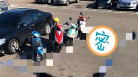  4機車整齊「斜線車格」中！網一看地板笑歪：駕照便當換的▲。（圖／翻攝自爆怨公社）