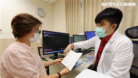 美魔女憂老人味拒戴老花眼鏡　頭痛噁心反上身（圖／亞大醫院提供）