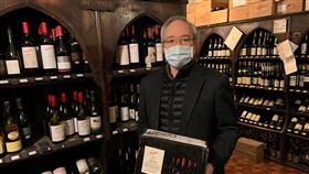 反中國霸凌澳洲  駐教廷大使買澳洲紅酒力挺中國經濟霸凌澳洲，向澳洲葡萄酒實施高額保證金，引發全球反彈，駐教廷大使李世明昨天前往購買一大箱澳洲葡萄酒，以實際行動挺澳。（圖取自駐教廷大使館臉書）中央社記者黃雅詩羅馬傳真  109年12月2日