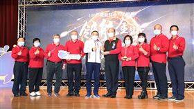 新北表揚熱心公益優秀人民團體109年新北市人民團體領航金獎暨性別平等績優團體頒獎典禮1日舉行，共195個團體獲頒「領航金獎」，新北市長侯友宜（左5）出席頒獎。（新北市政府提供）中央社記者王鴻國傳真  109年12月1日