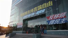 中天新聞台換照失敗　26年歷史多次易主國家通訊傳播委員會（NCC）委員會議18日決議駁回中天新聞台換照案。中天新聞台已有26年歷史，前身是傳訊電視（中天頻道），開台至今多次易主，和信集團少東辜啟允與象山集團均曾經營，目前是由旺旺中時媒體集團持有。圖為中天電視台外觀。中央社記者張新偉攝　109年11月18日