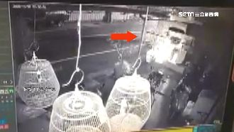 疑酒駕釀禍　過彎超速撞民宅門秒逃