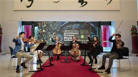 林肯中心室內樂協會成員來台獻藝林肯中心室內樂協會（CMS）攜手NSO國家交響樂團在台推出系列音樂會，小提琴家林品任（左起）與克里斯汀．李（Kristin Lee）、大提琴家德米特里．阿托品（Dmitri Atapine）與基斯．羅賓遜（Keith Robinson）、中提琴家尤拉．李（Yura Lee）與馬修．李普曼（Matthew Lipman）1日在記者會中共奏，默契十足。（NSO國家交響樂團提供）中央社記者趙靜瑜傳真  109年12月1日