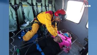 女攀北大武山摔傷　黑鷹直升機急救援